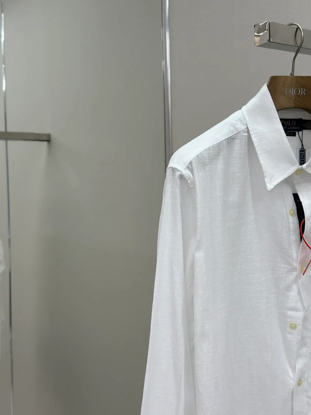 P400 Ralph Lauren embroidered linen shirt. Selected high-quality linen material with natural texture and breathability. Tight and smooth, comfortable and close to the skin. Stunning appearance in a clear light blue. The iconic pony embroidery is like a smart note jumping on the elegant canvas. Simple but highly recognizable. The ingenious design of the outer pleated split back shoulder adds a sense of agility and detachment. The minimalist shape contains the soul of fashion. Process 1: Adopting imported machine embroidery technology and using advanced computer control systems and precision mechanical components to achieve the iconic pony embroidery operation with high precision and smooth and delicate lines. Process 2: Using the side-turn buried clamp sewing process, which is smooth and tidy. Process 3: The fabrics have been washed and have a better hand feel. Not easy to deform, not easy to shrink, not easy to fade, and maintain long-term beauty. Accessories: Customized 1:1 thick plate resin buckle Customized 1:1 Ralph Lauren trademark Fit: Loose fit Size: S M L XL Style number: 25246-B20